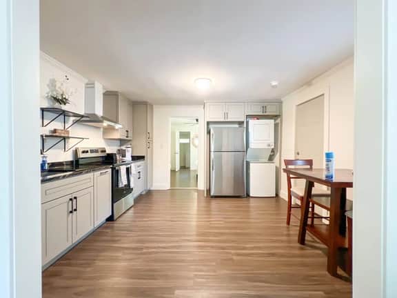 Cozy 1BR Close to Downtown & Drive Baseball