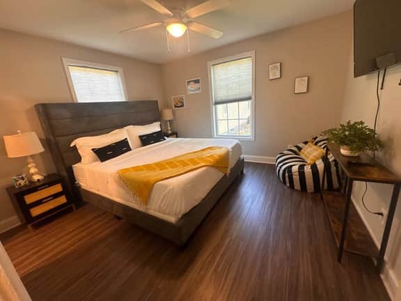 Cute 1BR House tucked away Near DT